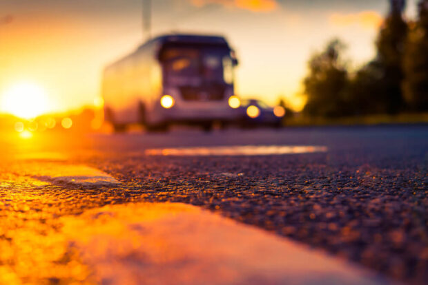 strada asfaltata con autobus a formentera