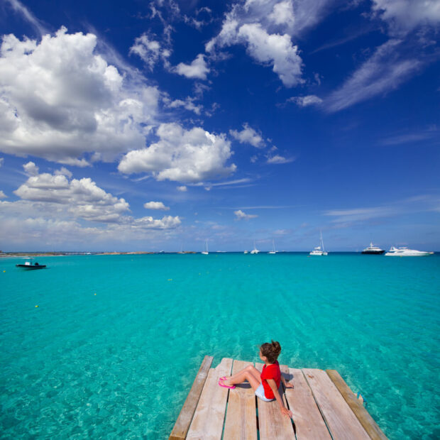 bambina guardando il mare di formentera