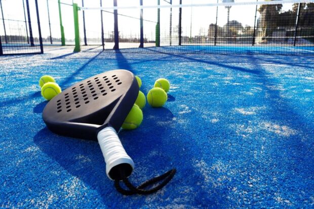 Palline di padel sul campo di Formentera