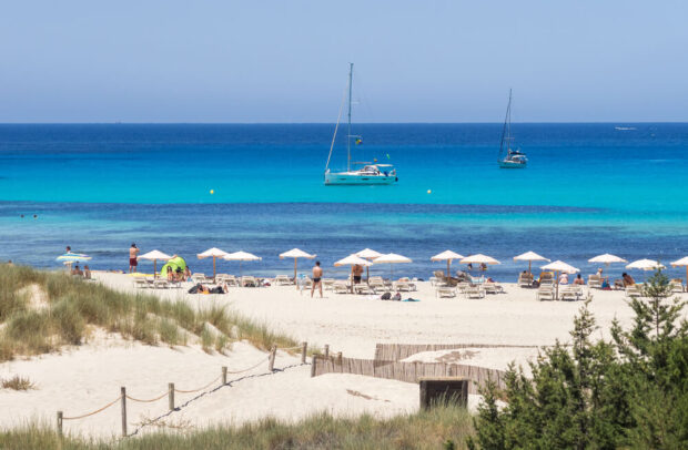 vista delle barche in affitto dalla spiaggia