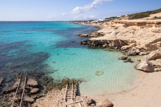 scaletta per scendere alla cala des morts formentera