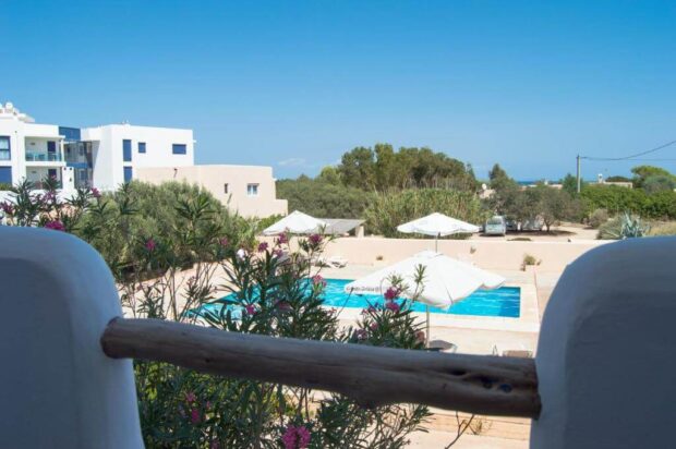 Vista dal balcone di un hostal con piscina a formentera